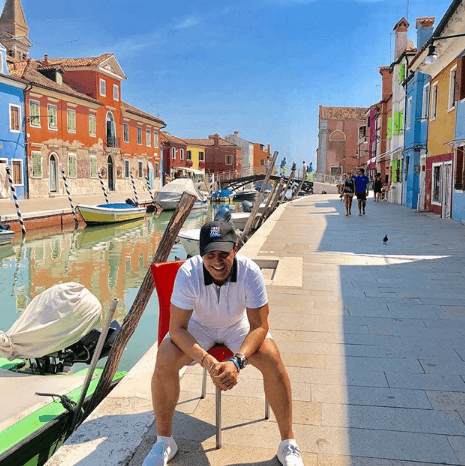 "La abundancia es saber que todo lo que necesitas para ser feliz está dentro de ti y es inquebrantable".