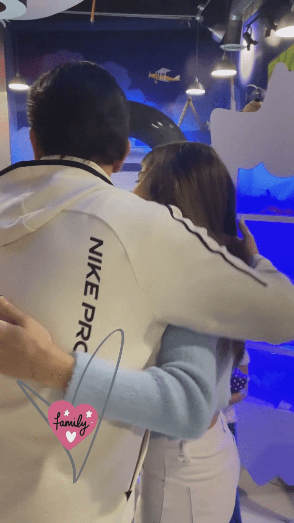 Así lo documentó ella misma en Instagram con un breve clip del momento en que es recibida por su padre. 
<br>