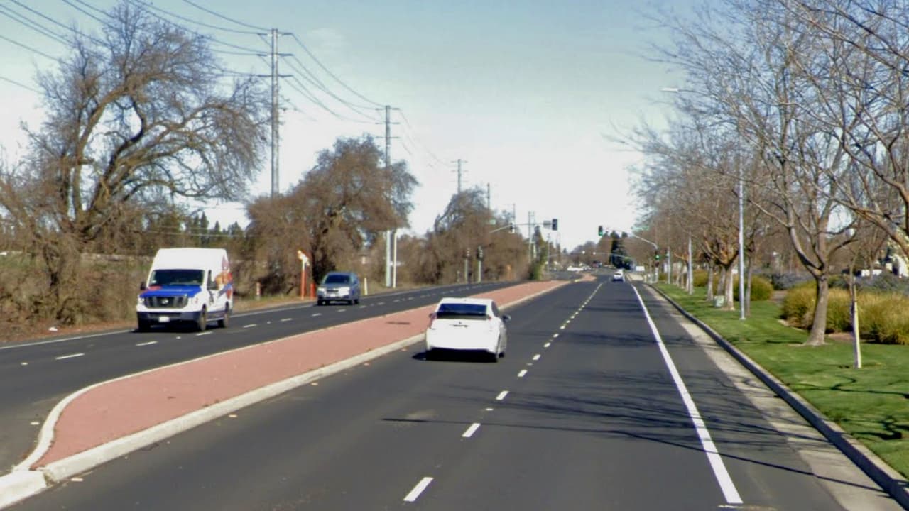 Oficial de alguacil atropella y mata a una persona que caminaba sobre una calle de Elk Grove