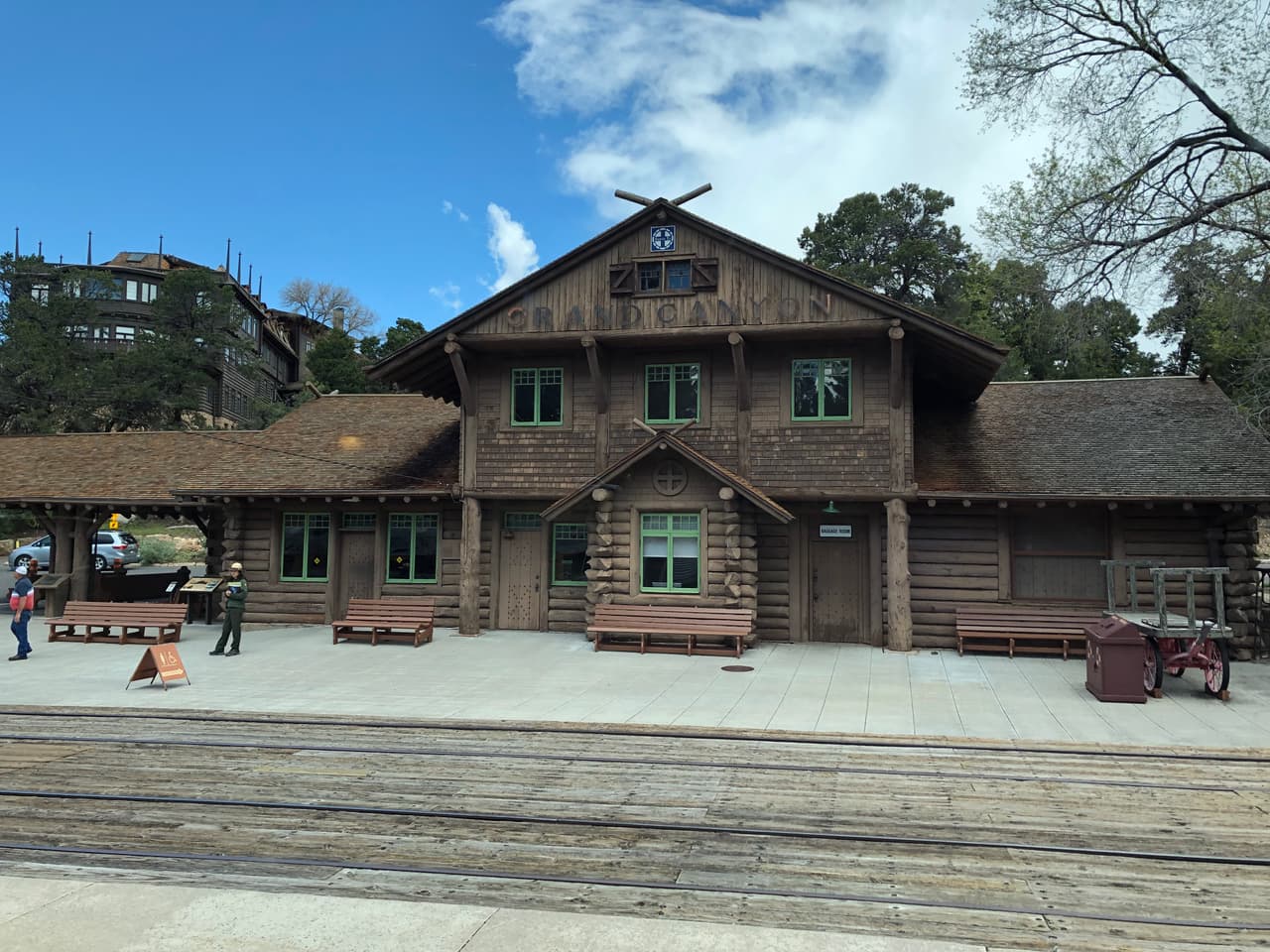 La experiencia del viejo oeste arranca incluso antes de montarse en los vagones.