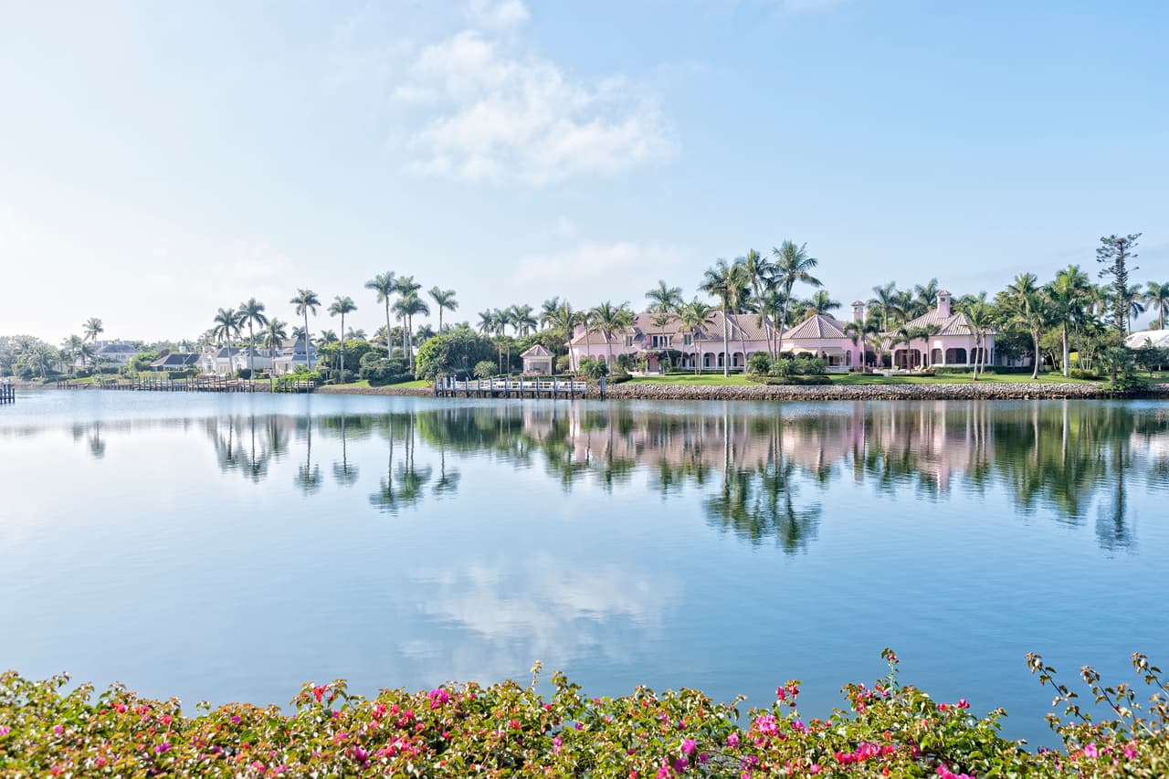 <h3 class="cms-H3-H3">2. Port Royal | Naples, Florida</h3>
<br>
<br>Regresamos a Florida y nos ubicamos en Naples, donde las casas en Port Royal ahora están 107% (sí, 107%) más caras que en diciembre del 2019. Promedian la estratosférica cifra de $16.9 millones.