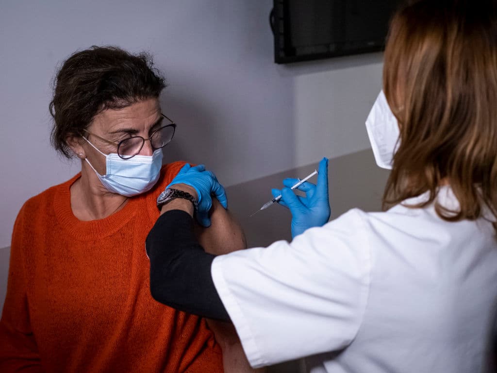 ¿Cuándo estoy completamente vacunado y protegido contra el coronavirus? Experto responde dudas frecuentes 