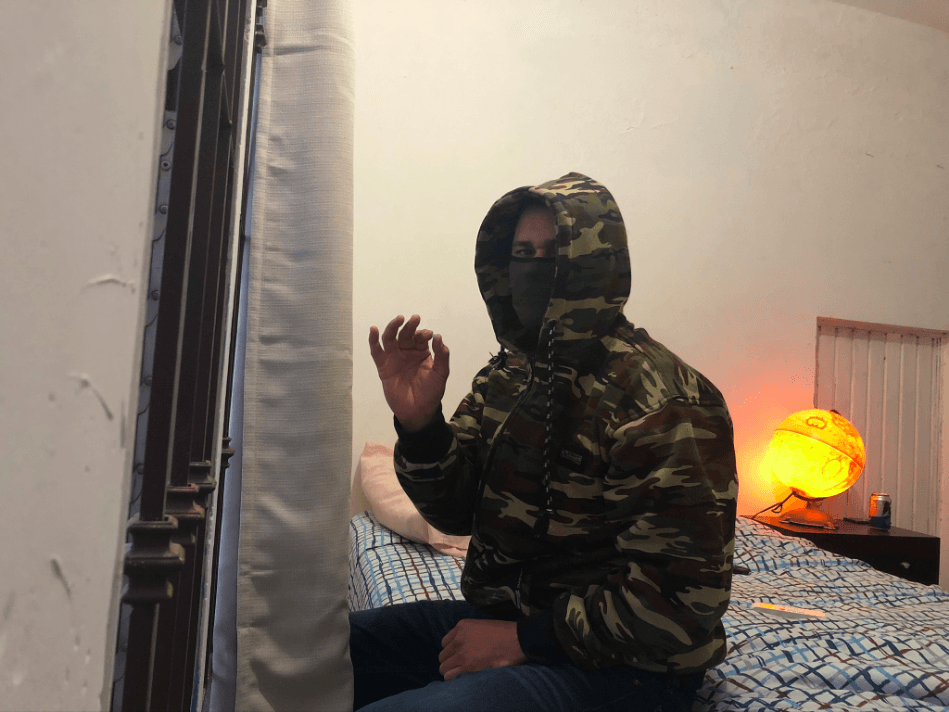 Un distribuidor de pastillas de fentanilo muestra una de las píldoras que envía a Estados Unidos en una casa de seguridad en Culiacán, Sinaloa.