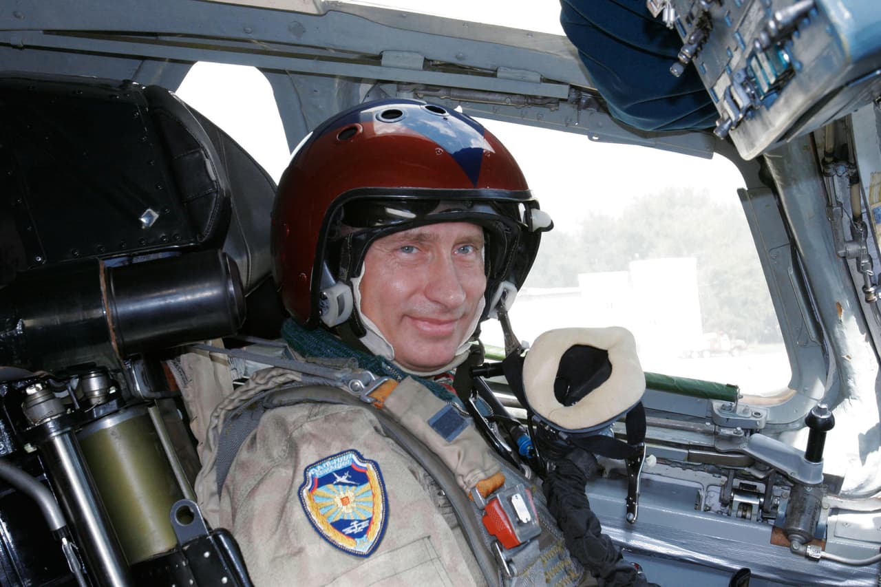 <b>Putin supersónico. </b>El presidente en la cabina del avión bombardero Tupolev Tu-160, en Moscú, en agosto de 2005.