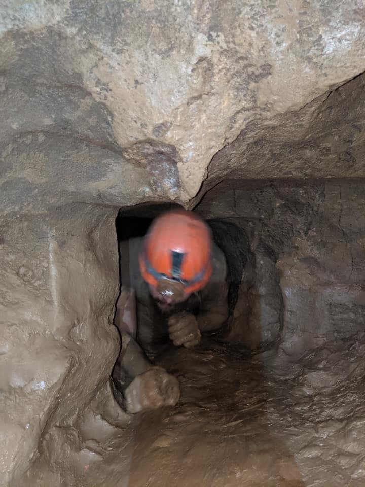 La cueva alcanza una profundidad de 235 pies y contiene muchas habitaciones, incluida la Sala de Eco. Para llegar a la sala de eco, uno debe arrastrarse a través del “tubo de gusano”, un pasadizo de 150 pies que obliga a los visitantes a gatear sobre sus manos y rodillas. El tubo de gusano es una de las características más populares de la cueva.