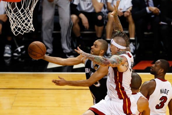 Habrá séptimo juego entre los Spurs y los Heat (30 fotos) ¡Locura total! Un juego electrizante, inolvidable, donde ambos equipos dieron una demostración inolvidable en el American Airlines Arena, manteniendo en vilo a los fanáticos en San Antonio y en Miami, primero durante los 48 minutos regulares y después en los 5 minutos de OT. .Tim Duncan, con una clásica demostración durante todo el partido, anotó más tantos en la primera mitad que la combinación de los 3 de Miami, Wade-James-Bosh 25/21, facilitando que los Spurs dominaran al Heat hasta comenzar el cuarto período, cuando Miami llevo a cabo un cambio de jugadores. Cuando solo faltaban 5 segundos para coronarse campeones los San Antonio Spurs, el incomparable Ray Allen empató el partido con un tiro de 3 puntos, forzando el OT. Con 1:43 en el reloj, LeBron James (triple/doble, 32 puntos, 11 asistencias y 10 rebotes) encaramó al Heat 101-100, y al concluir el OT, de nuevo Allen realizó una formidable jugada defensiva, dando dos puntos más al Heat, que terminó, a pesar de los umpires y para desconcierto de los comentaristas que daban el cetro a San Antonio, 103-101 sobre los Spurs. .