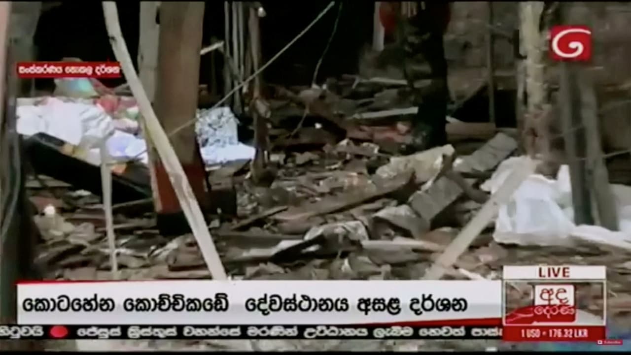Una imagen de los destrozos causados por el atentado en la iglesia de San Antonio, en Colombo, la capital de Sri Lanka, la mañana de este domingo.