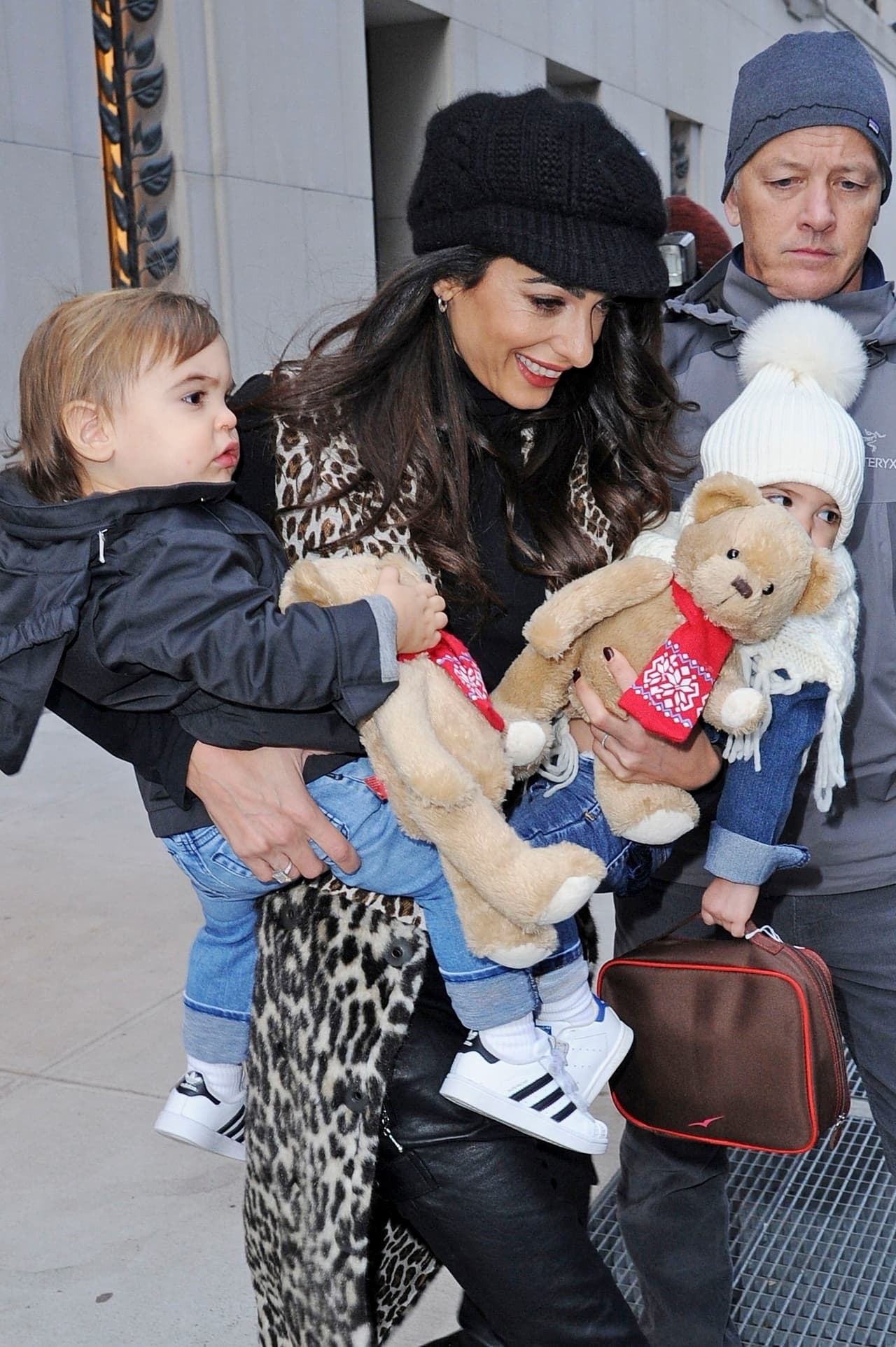 La pequeña Ella cargaba también con una carterita marrón.