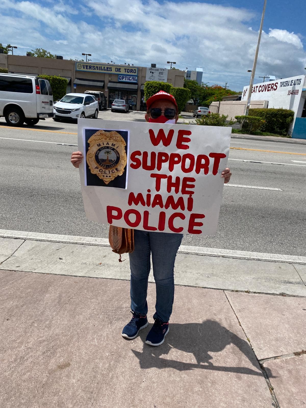 Los manifestantes gritaron consignas de apoyo a las fuerzas del orden.