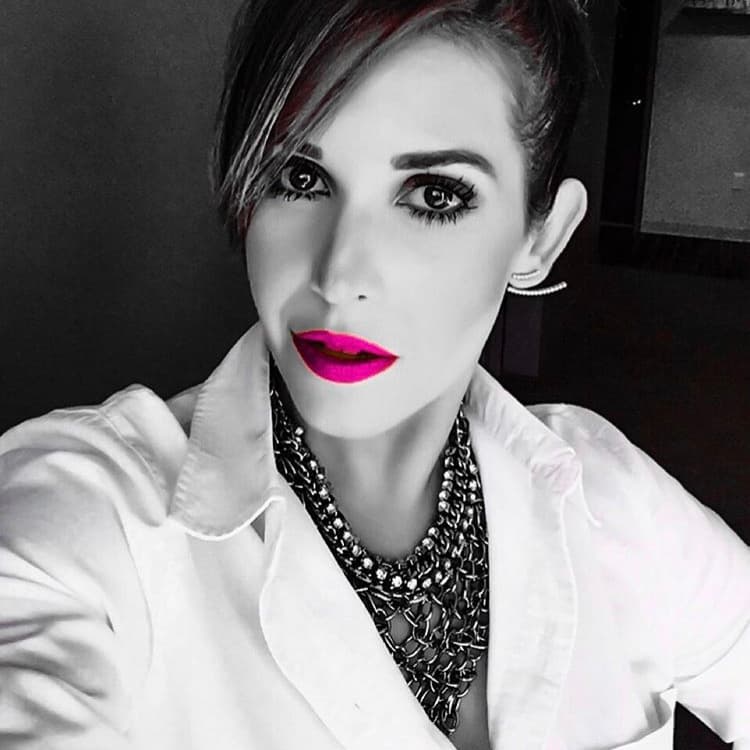 Ya sea una blusa formal y acompañanda de un collar con aros.