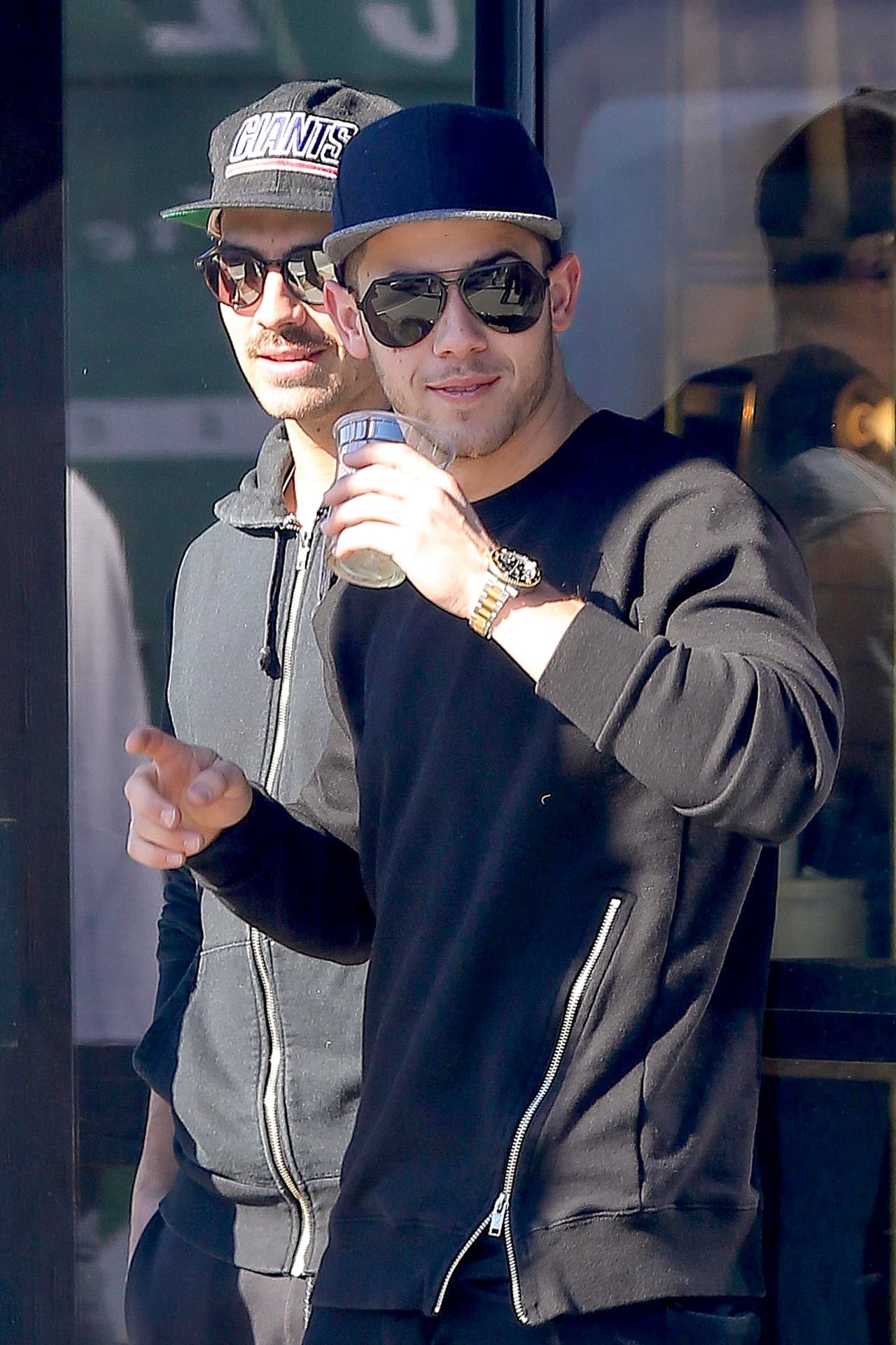 Joe y Nick se ven muy felices cuando están juntos. ¡Qué tiernos hermanos!