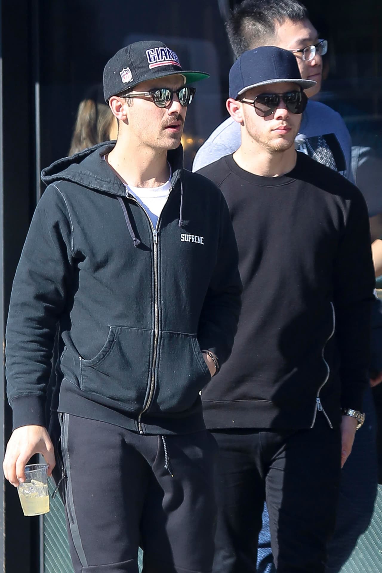 A los hermanos les urgía comer algo delicioso.