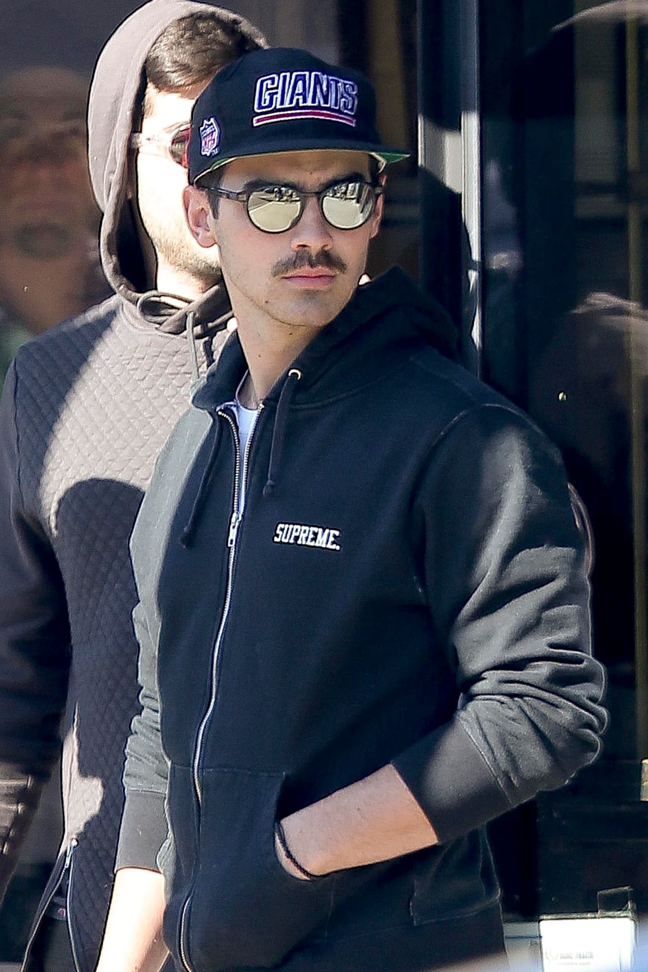 ¿Por qué trae gorra Joe? ¿Es que ya no le gustó mucho el tinte de su cabello?