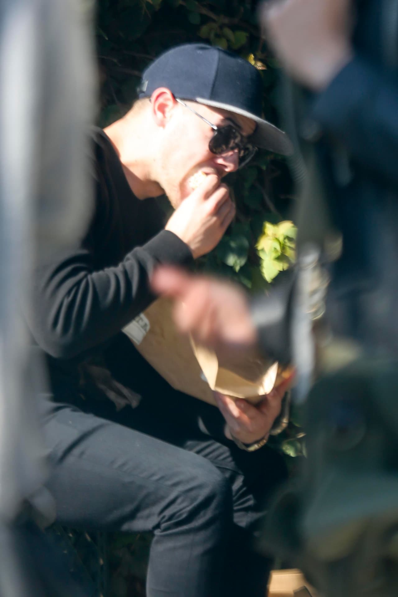 El pequeño de los Jonas no pudo aguantar más, así que le hincó el diente a un 'snack'.