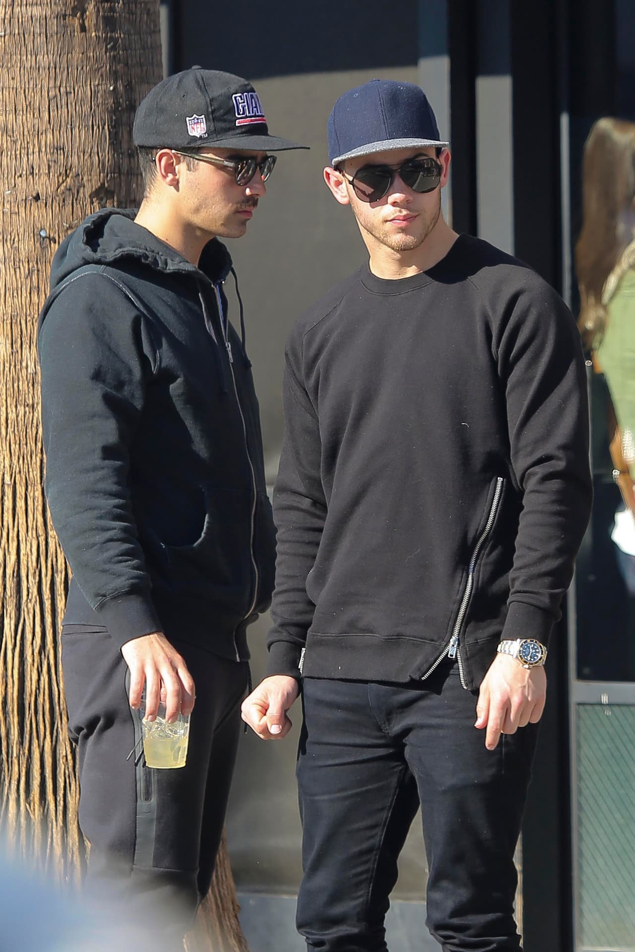 "¿A qué hora nos van a dejar entrar?", pensaba Nick.