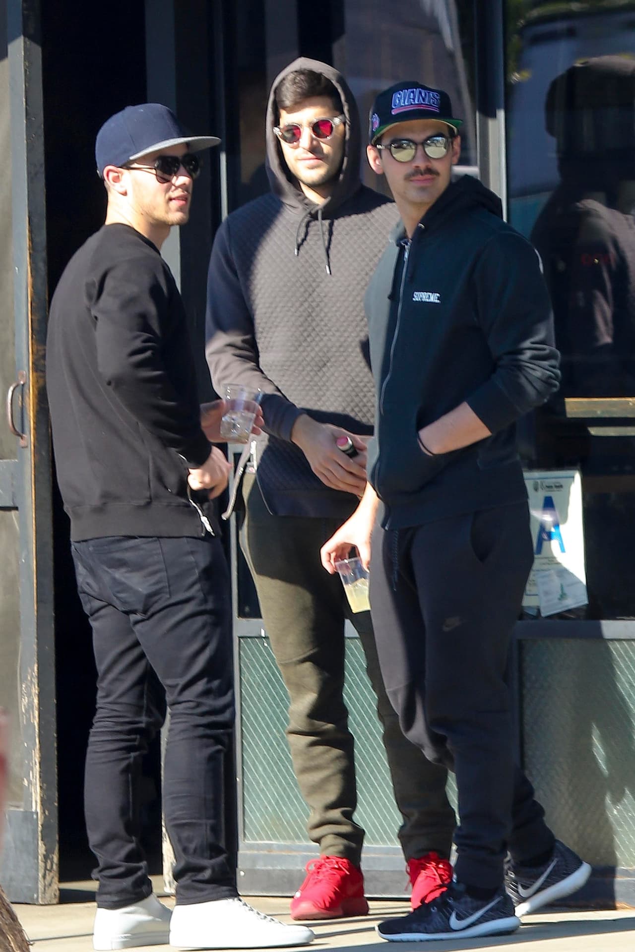 Ambos vestidos de negro, muy 'cool' robaban suspiros de sus fanáticas cercanas.