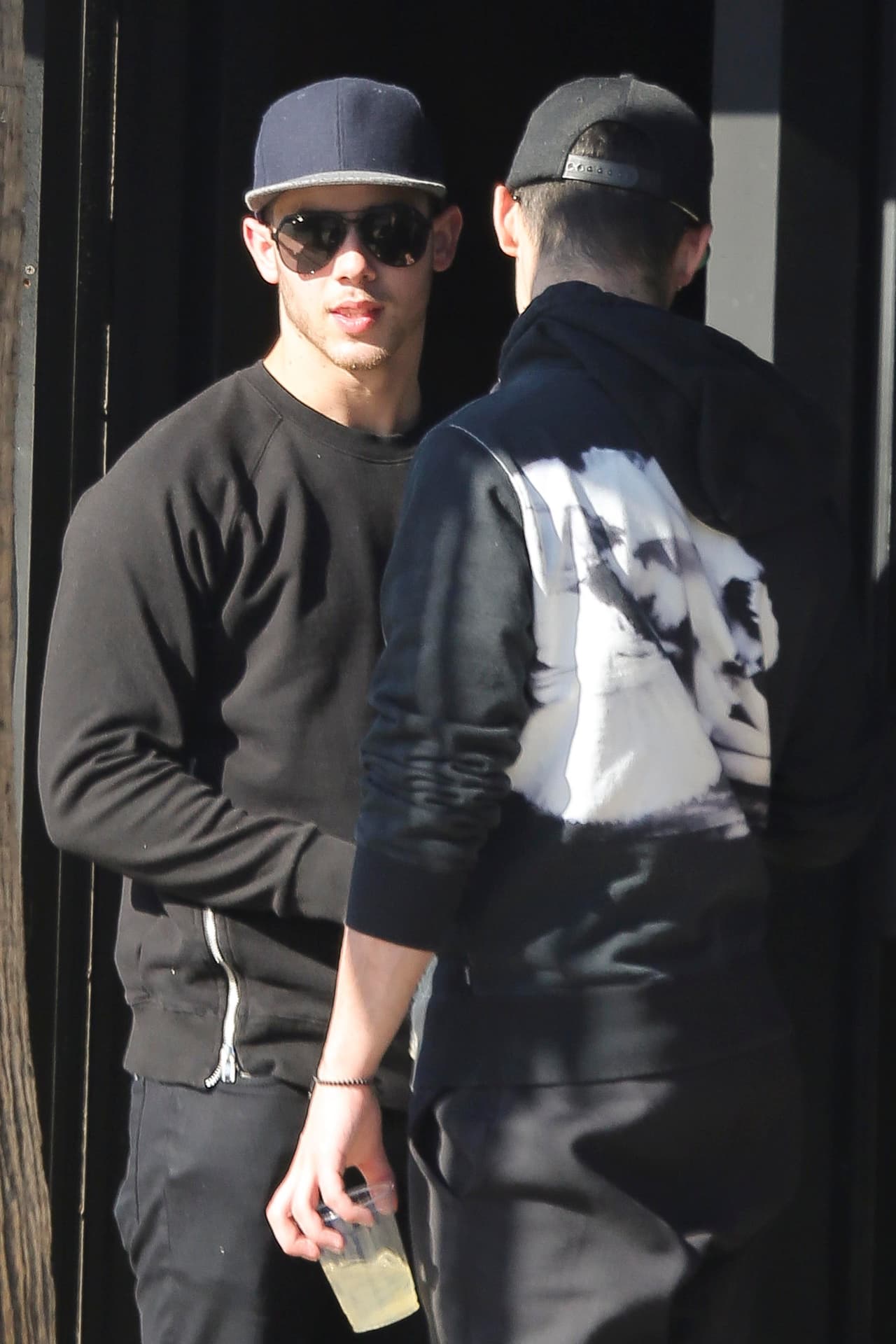 "¡Mira, mamá! ¡Mis novios!", gritaron algunas chicas en la fila en la que esperaban Joe y Nick Jonas.