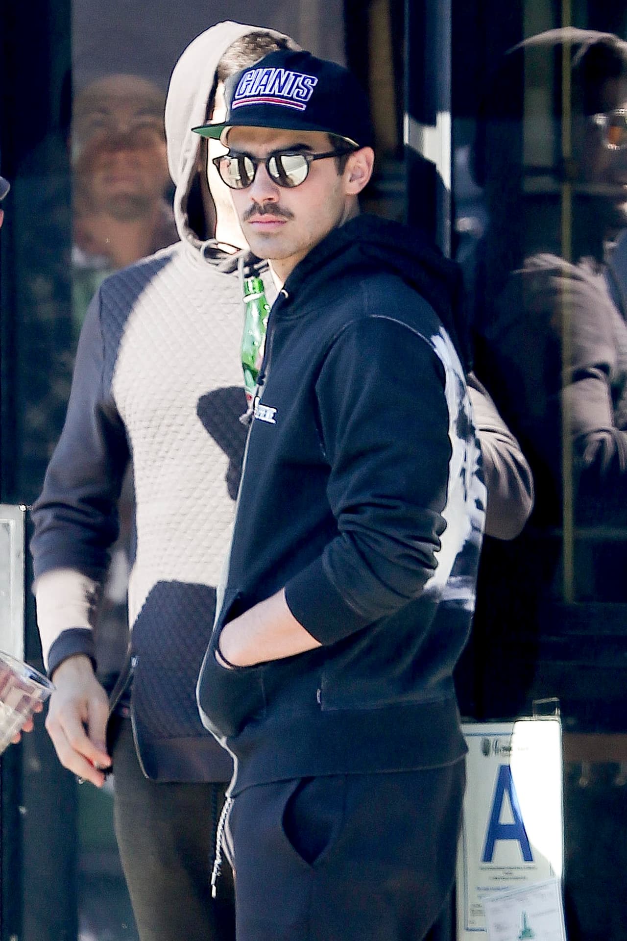 Aunque los rumores dicen que los hermanos tienen sus respectivos amores, aquí los vemos muy solitos.