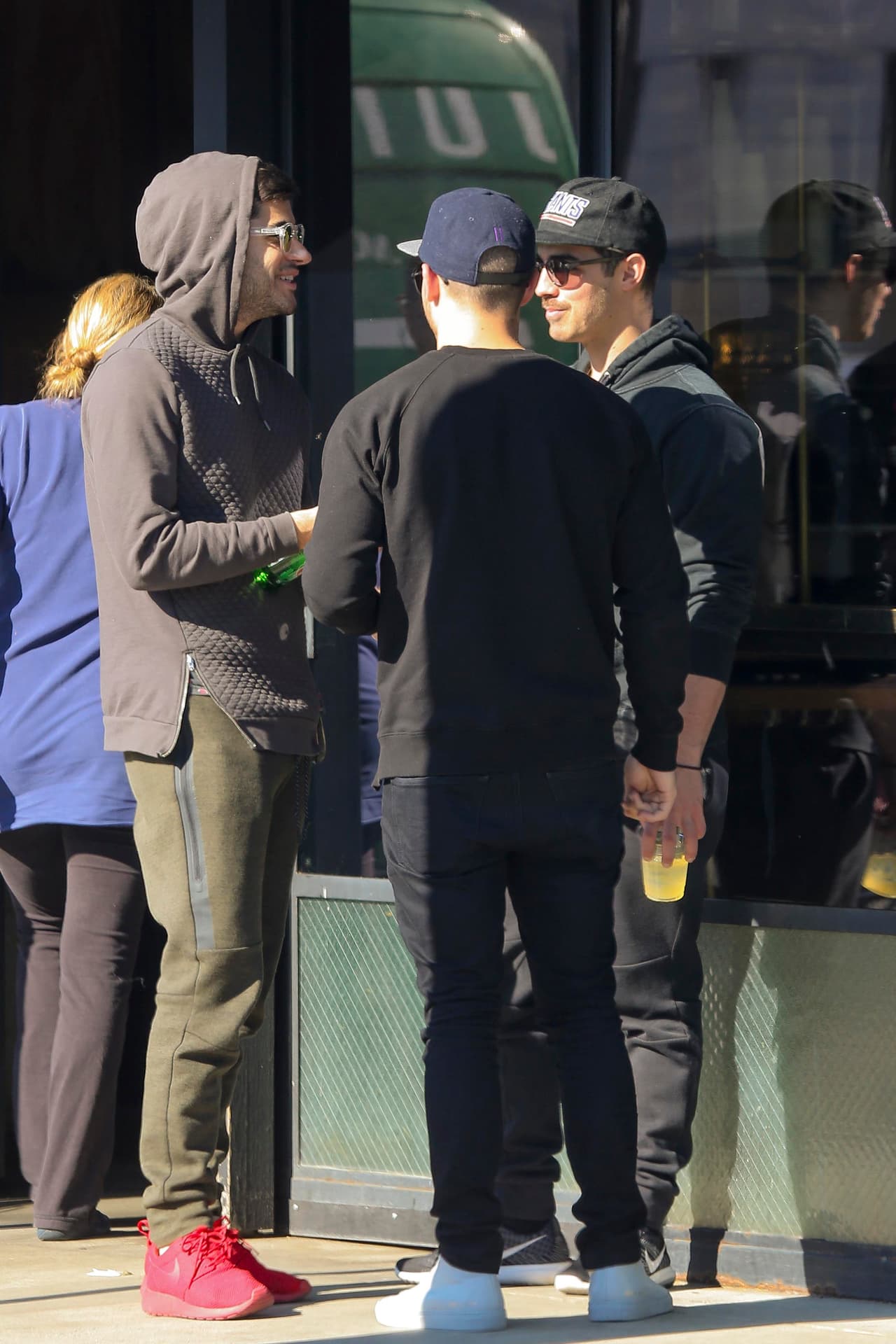 Por su parte, Joe compró un jugo para detener un poco sus ganas de desayunar.