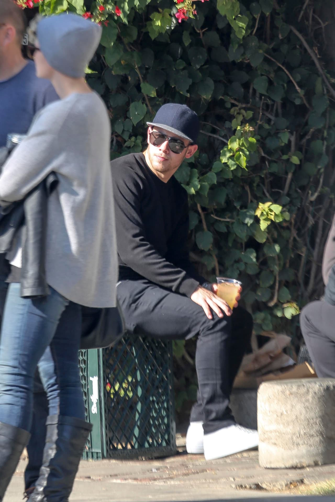 Los hermanitos se encontraban formados para entrar a un restaurante.