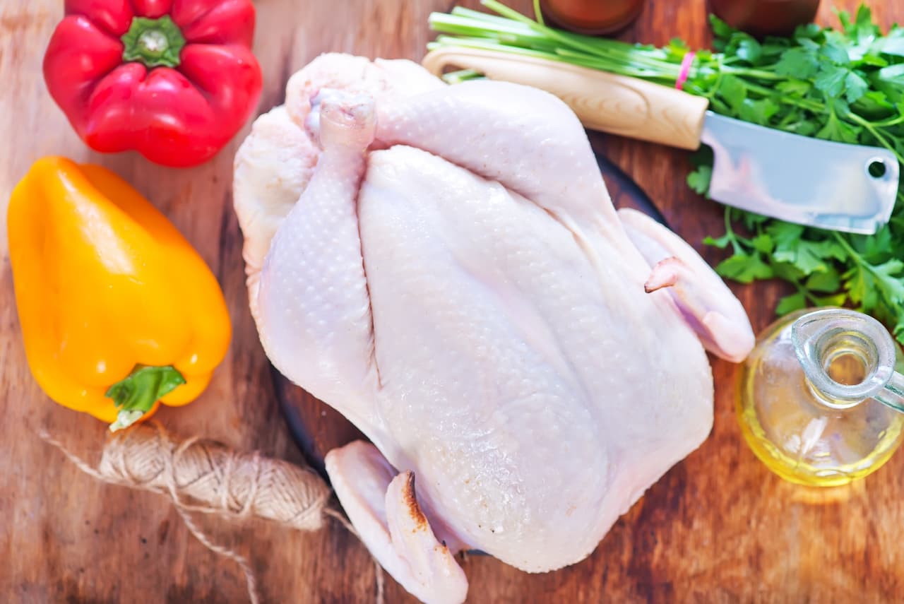 Ingredientes: 1 pavo , 1 cebolla grande picada, 4 dientes de ajo picados, 5 hojas de laurel, 3 ramitas de romero fresco, 2 litros y medio de zumo de naranja, 2 limones (jugo), 1 botella de vino blanco, 4 cucharadas de sal gruesa, 2 cucharadas pimienta picada fresca (negra, blanca y roja), aceite de oliva virgen extra, 2 cucharadas de fécula de maíz (para la salsa), ramitas de salvia, hojas de laurel y las hierbas frescas para adornar.