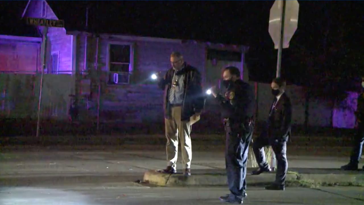 El automóvil que busca la policía de Houston tiene daños en el lado del conductor.