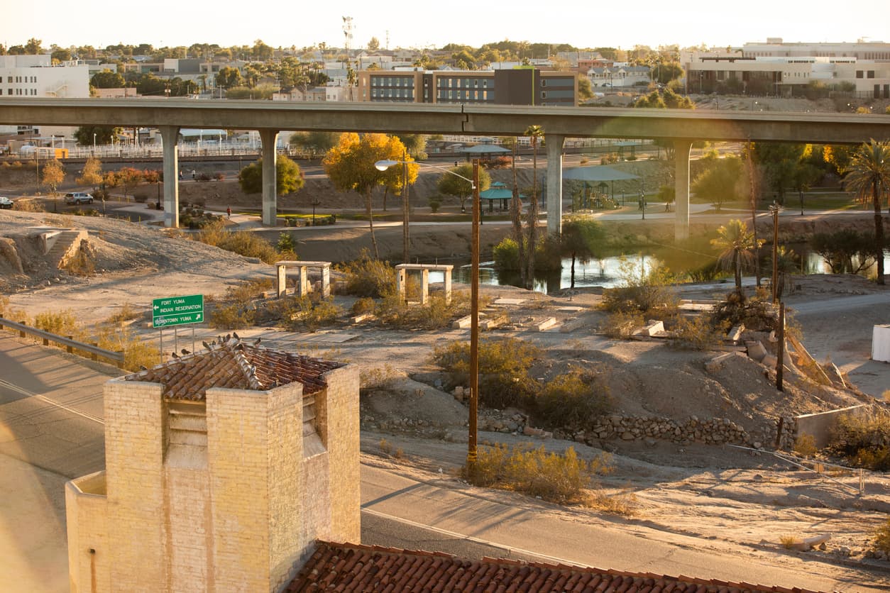 <b>2. Yuma, Arizona</b>. Esta ciudad supera los 92 grados (33 celsius) de media en verano. Los modelos sobre el cambio climático anuncian que las
<a href="https://www.univision.com/noticias/medio-ambiente/informe-onu-cambio-climatico">olas de calor comenzarán a ser más intensas y frecuentes</a> a medida que el planeta se sigue calentando.