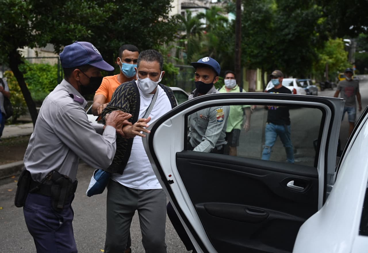 Otro activista es arrestado por las fuerzas de seguridad del régimen, para prohibirle protestar este 15 de noviembre. Sin embargo, el grito de Patria y Vida se escuchó en varias partes de Cuba, porque los cubanos ya perdieron el miedo.