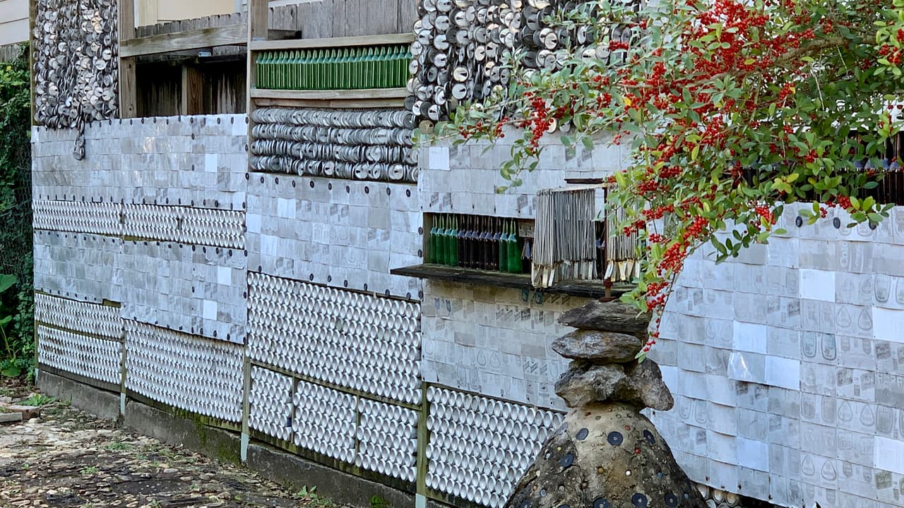 Una de sus primeras ideas fue cortar los extremos de la lata entre la etiqueta, aplanarlos y apilarlos hasta lograr una gran capa de aluminio formada por cientos de latas.