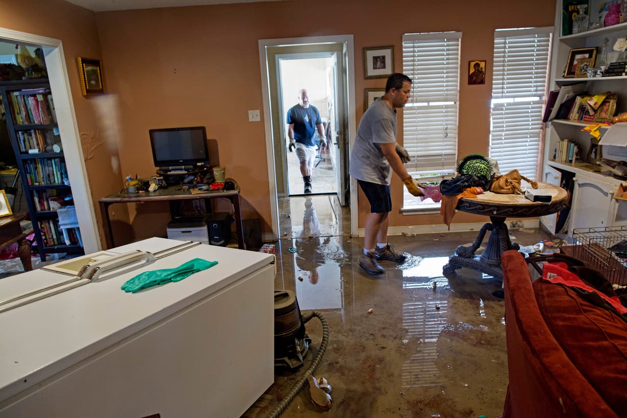 Habitantes de Baton Rouge comienzan a recuperar sus casa destruidas por las lluvias. En algunas casas los niveles superaron los 1,50 metros (5 pies).