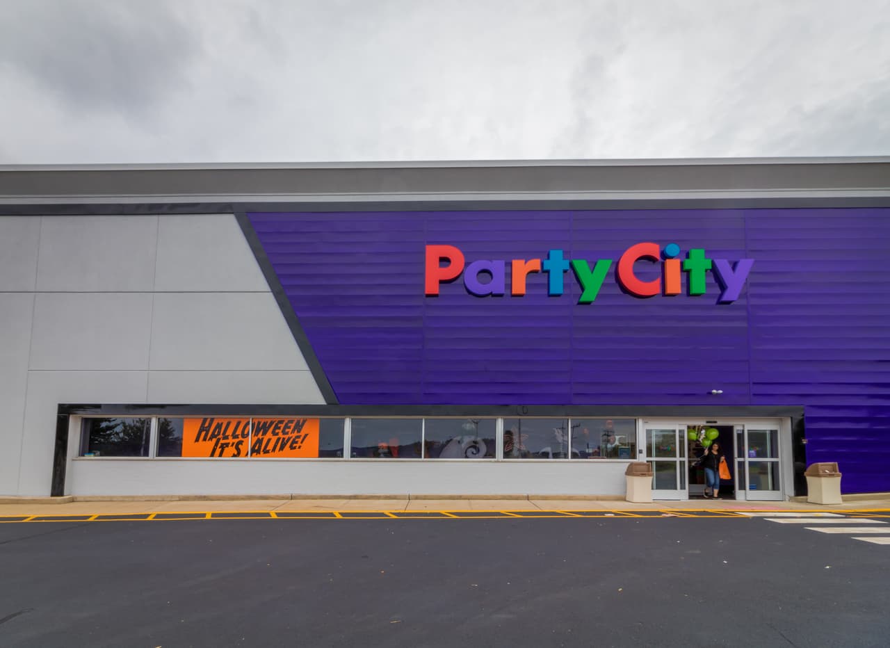 <b>Party City.</b> ¿Cuándo fue la última vez que asistió (en persona) a una graduación, boda o cumpleaños?, pregunta la publicación. Aunque el covid-19 ha alejado a los principales consumidores de Party City, los problemas de esta empresa comenzaron antes del virus. Las ventas de 2019 estuvieron un 3% por debajo del año anterior y con más de $500 millones en deuda.