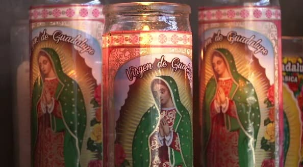 Feligreses encendieron velas en honor a Nuestra Señora de Guadalupe.