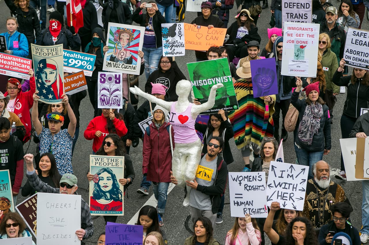 Este domingo decenas de residentes del sur de California participaron en una marcha que tuvo lugar en el centro de Los Ángeles en honor al Día Internacional dela Mujer, cuya fecha oficial es el próximo 8 de marzo.
