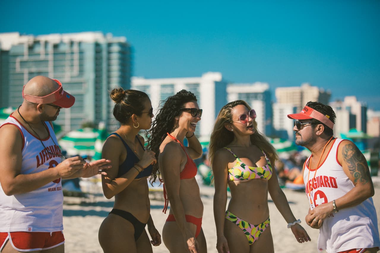 Mientras hacían su trabajo, los locutores se encontraron unas guapas chicas por la playa y les salió su lado 'Don Juan'.