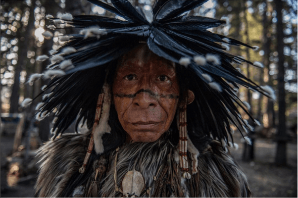 Por su parte, Emmanuel Lubezki, fotógrafo de la cinta no quiso usar luz en ninguna de las escenas, por lo que la iluminación es natural, menos en una escena de fogata en la que el viento no permitía que el fuego iluminara.