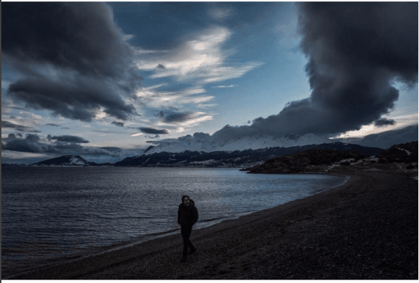 Debido a las temperaturas se tuvieron que mandar a hacer zapatos especiales, para soportar el frío, Leo Di Caprio dijo que parecían como pequeños nomos deslizándose en la nieve.