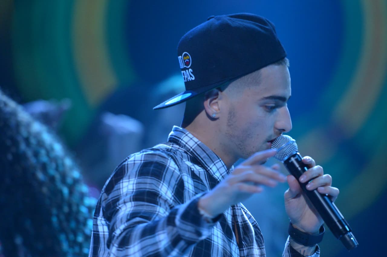 ¿Será que verlas bailar como él, hizo que le diera calor y se pusiera la gorra hacia atrás?