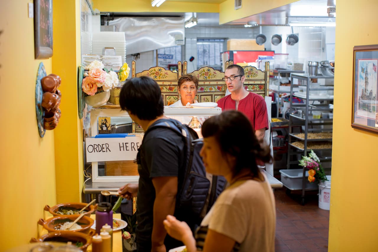 En South Philly Barbacoa comensales de distintas nacionalidades hacían fila para pedir sus tacos en la vitrina al fondo del local. Ahí Cristina y Benjamin se alternaban para despachar tacos de pancita, barbacoa y consomé.