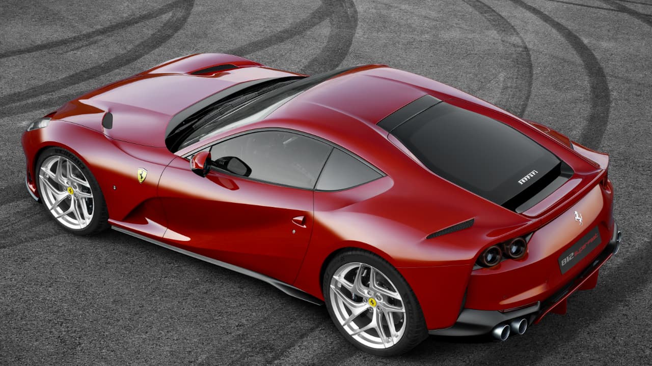 A pesar de que Ferrari trabaja en tecnologías más amigables, como es la híbrida que encontramos en 
<b>LaFerrari,</b> continuar trabajando con propulsores de 12 cilindros sigue siendo prioridad, lo mismo que alcanzar cifras exorbitantes de aceleración, como son los 211 mph (338 km/h) que este 
<b>812 Superfast </b>logra cuando se coloca el pie del acelerador hasta el fondo y los 2.9 segundos que le toma el 0 a 62 mph. Su consumo de combustible es digno de un deportivo, 
<b>12 mpg en ciudad y 16 mpg en carretera</b>.