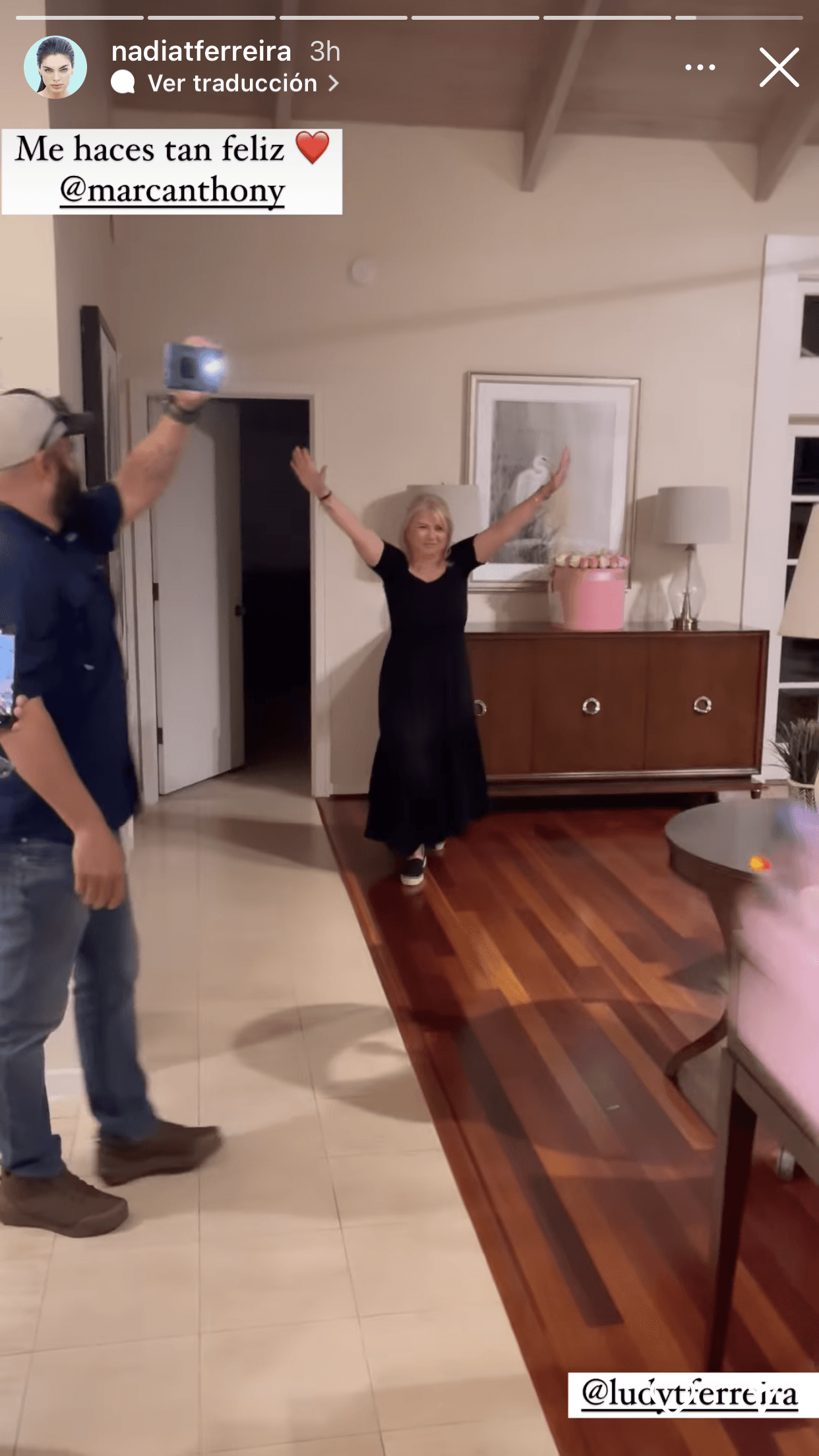 La llevó a reunirse con sus seres más queridos, incluyendo a 
<b><a href="https://www.univision.com/famosos/marc-anthony-y-nadia-ferreira-son-pareja-viaje-suegra-fotos" target="_blank">la madre de la modelo, doña Ludy Ferreira. </a></b>
<br>