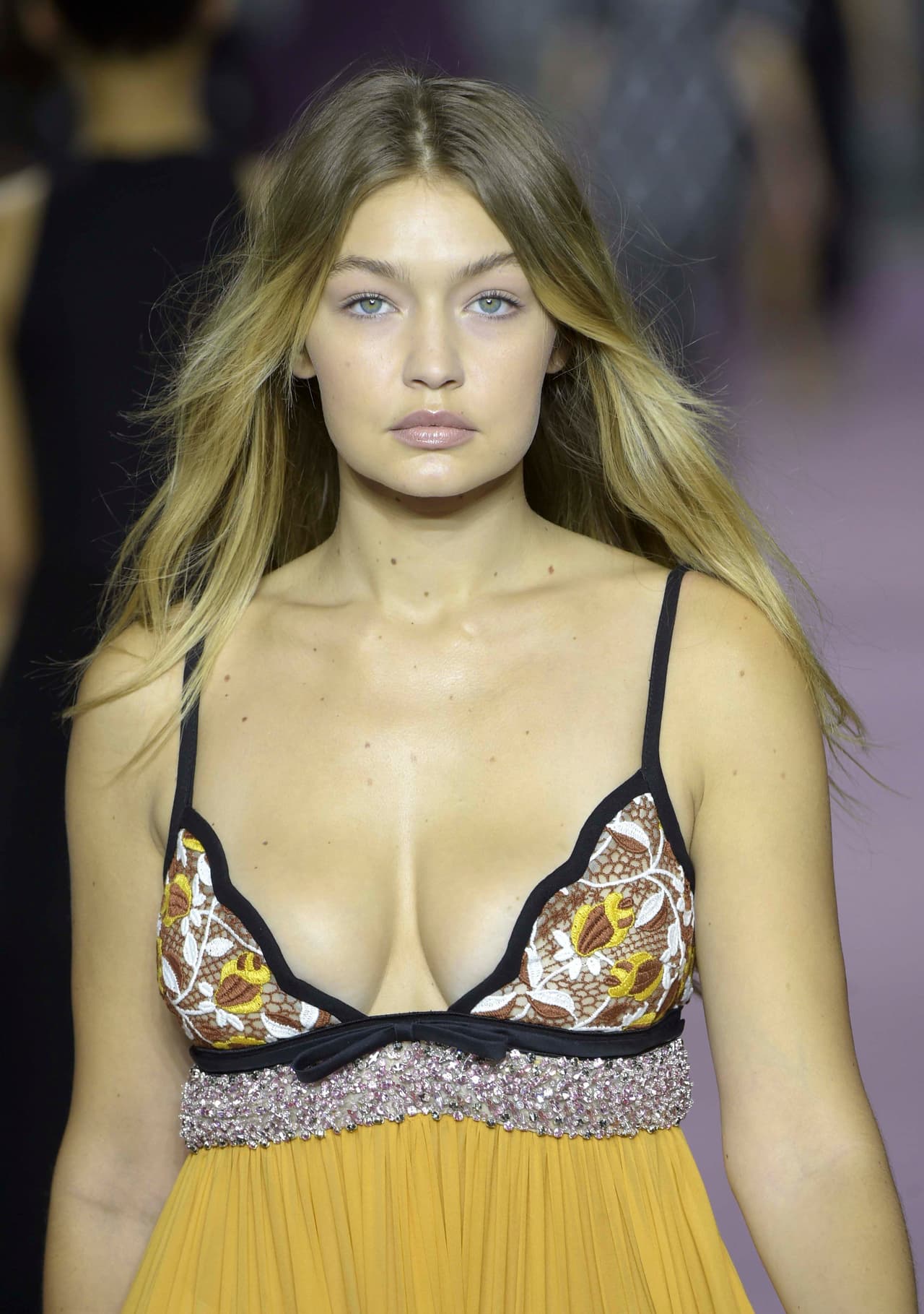 Luego de ser duramente criticada por algunos integrantes del mundo de la moda sobre las curvas de su cuerpo, Gigi se lució en un 'maxi dress' con cuello 'halter' y falda amplia amarilla del diseñador Giambatista Valli. ¡Checa cómo lució!