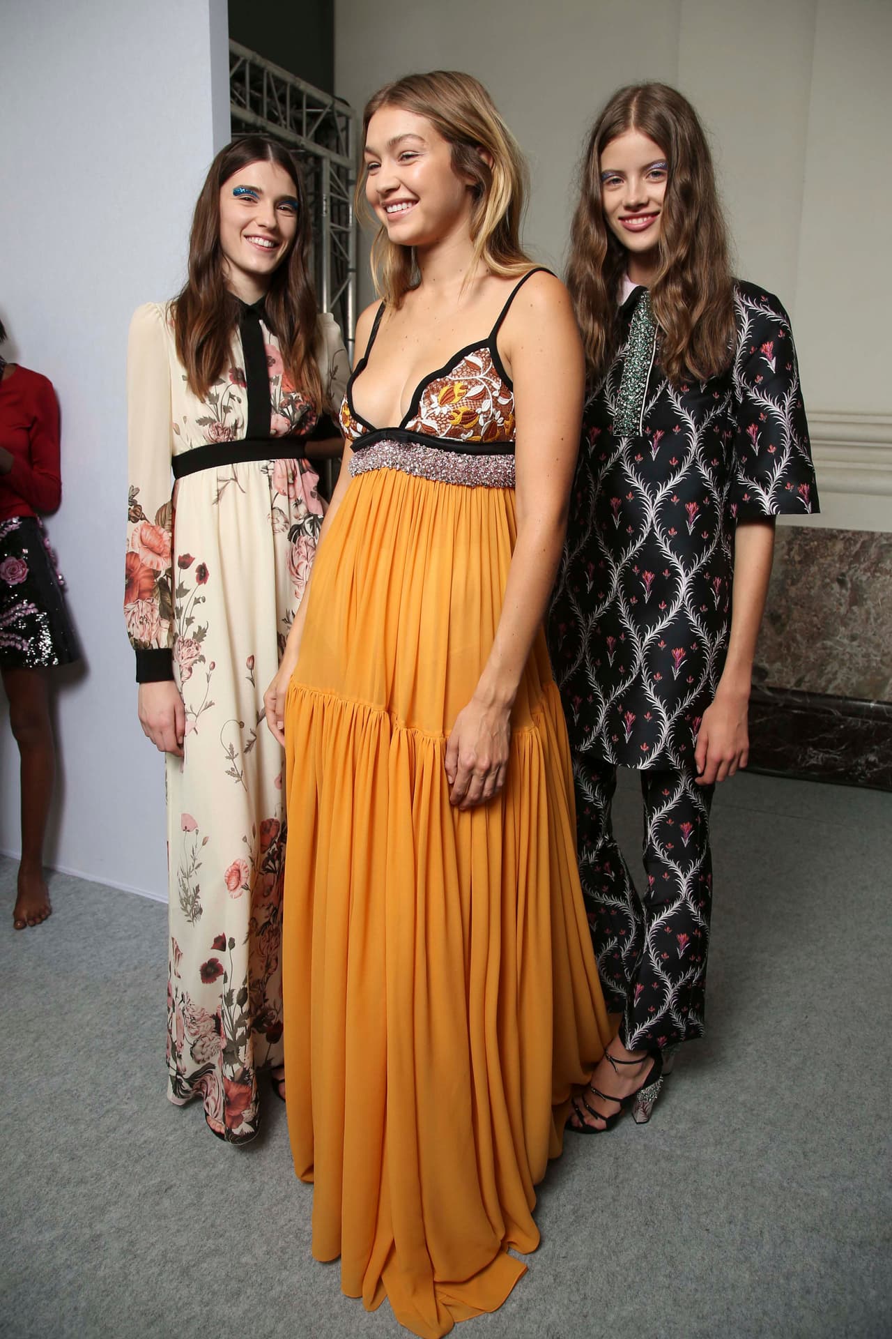 Luego de ser duramente criticada por algunos integrantes del mundo de la moda sobre las curvas de su cuerpo, Gigi se lució en un 'maxi dress' con cuello 'halter' y falda amplia amarilla del diseñador Giambatista Valli. ¡Checa cómo lució!