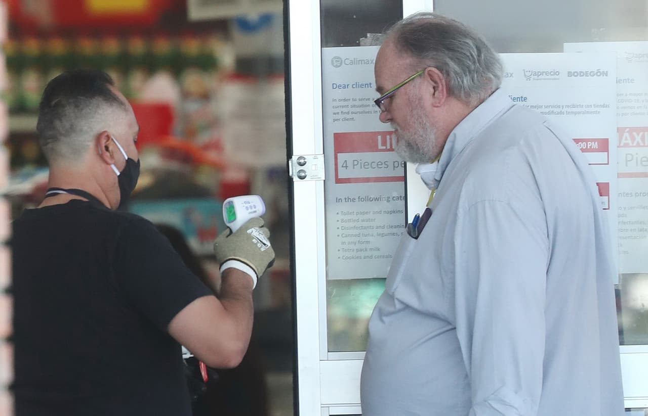 Los mensajes corresponden a los días posteriores en que el señor fue ingresado al hospital con "dolor de pecho agudo" en mayo de 2018, 16 días 
<b><a href="https://www.univision.com/noticias/trending/confirmado-el-padre-de-meghan-markle-no-ira-a-su-boda-con-el-principe-enrique" target="_blank">antes de la boda</a></b> de la pareja, ocurrida el 19 de mayo.
<br>