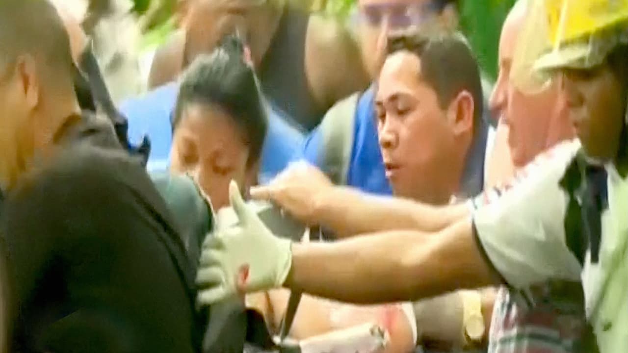 Personal de emergencia de la isla traslada a una de las víctimas.
<br>