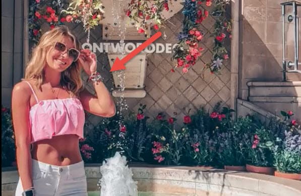 Con su pose desde Rodeo Drive, en Beverly Hills, levantó el brazo y se puede ver perfectamente que en la muñeca izquierda lleva las mismas pulseras.