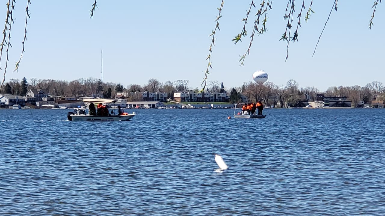Imagen del lago donde buscan al menor de edad.