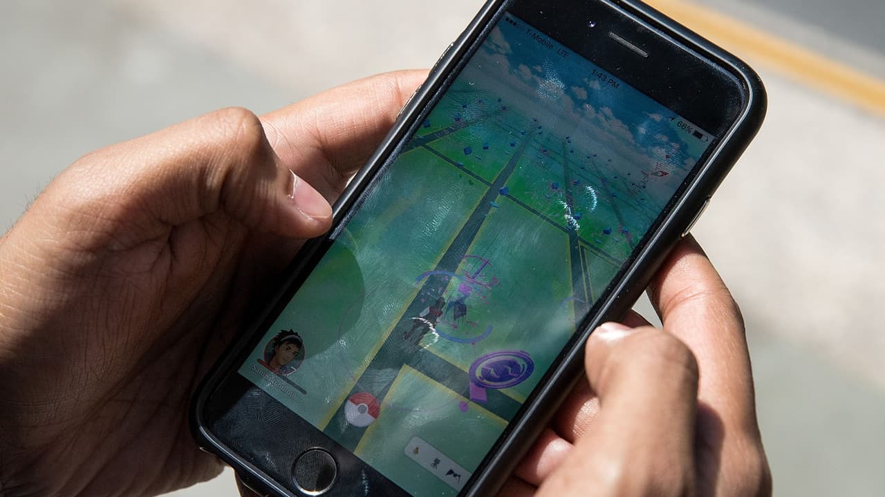 En 1999, grupos cristianos dijeron que la forma de juego (los "entrenadores" deben hacer "evolucionar" a los monstruos para que sean más poderosos) 
<a href="https://www.idahostatesman.com/news/nation-world/national/article88935332.html" target="_blank">iba en contra del Génesis</a>. La organización PETA ha acusado a los videojuegos 
<a href="https://www.cnet.com/news/peta-wages-war-on-pokemon-for-virtual-animal-cruelty/" target="_blank">de "promover el maltrato animal" pese a que los personajes no reflejan animales reales.</a>