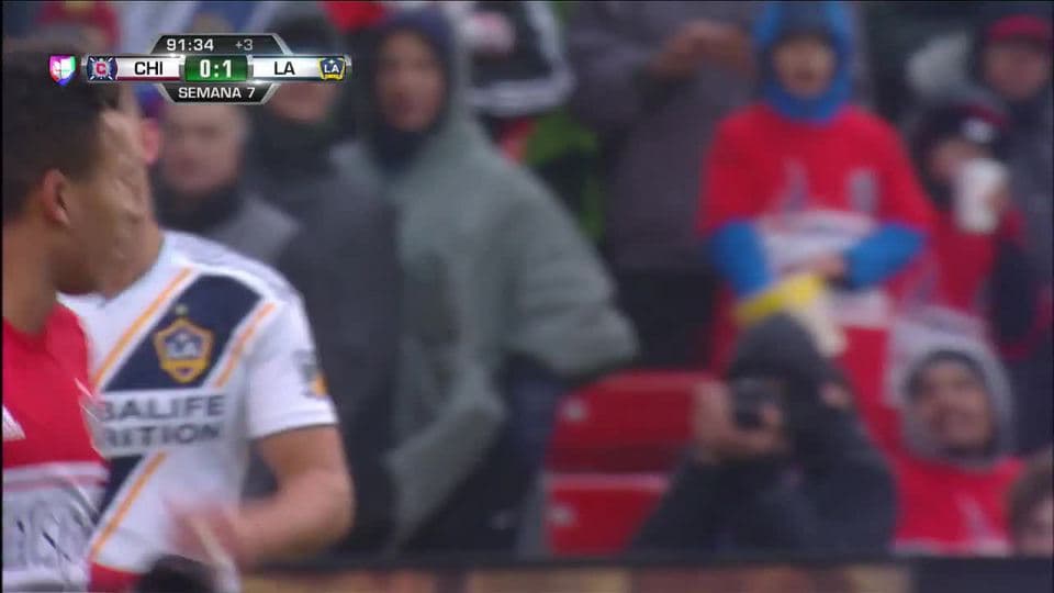 Tiro desviado de Dax McCarty