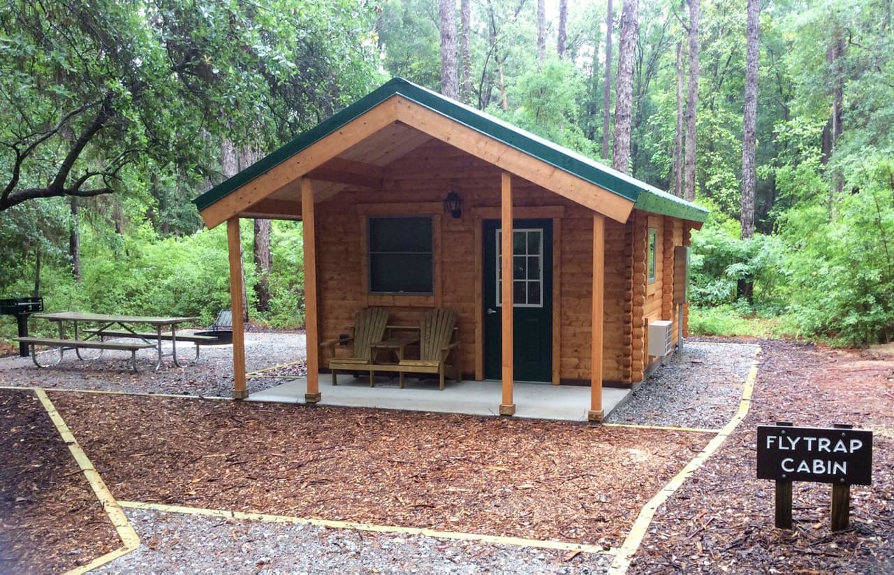 <b>Carolina Beach State Park </b>
<br>
<b>Sitio web</b>:
<a href="https://www.ncparks.gov/state-parks/carolina-beach-state-park">https://www.ncparks.gov/state-parks/carolina-beach-state-park</a>
<br>
<b><a href="https://maps.app.goo.gl/bAs3pqBh8FLWWZGaA">Cómo llegar</a> </b>
<br>
<br>Las cabañas para acampar tienen capacidad para seis personas en dos habitaciones con una cama doble y dos juegos de literas. Cada cabaña tiene tomas eléctricas y una unidad de calefacción y aire acondicionado.