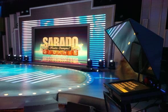 Una pantalla que anuncia un "hasta siempre" a Sábado Gigante se muestra en perspectiva con un teleprompter.